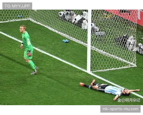 门将用手接队友回传，为何直接判间接任意球？